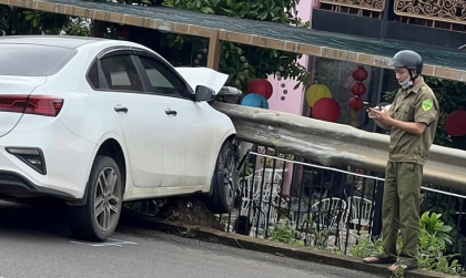 Ảnh TNGT: Bị xe bus