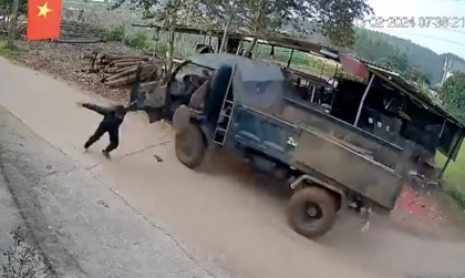 Clip TNGT: Pha tung người lao khỏi xe như làm xiếc của tài xế xe tải khi vào cua