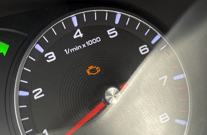 MG ZS hiện đèn báo màu vàng khi đã nổ máy
