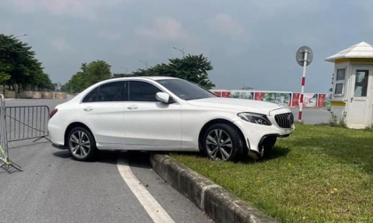 Ảnh TNGT: Mercedes-Benz E300 AMG không thành công khi cố leo vườn hoa