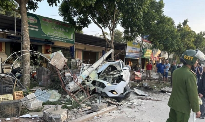 Ảnh TNGT: MG ZS BKS 90A 18013 mất lái đâm cột điện