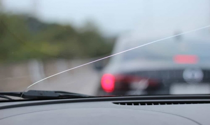 Kính chắn gió Mazda CX-5 bị nứt nên thay hãng hay thay ngoài?