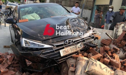Ảnh TNGT: Mất lái, Hyundai Elantra BKS 15A 50940 đâm đổ kiêu gạch và xi-măng