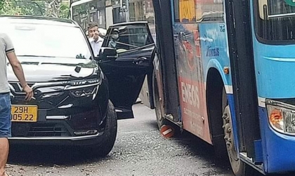 Ảnh TNGT: Taxi điện VinFast VF 8 BKS 29H 90522 bị xe bus đâm gãy gập cửa