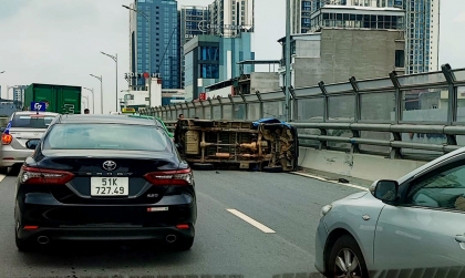 Xe thư báo đâm lật xe tải trên đường vành đai gần Time City (Hà Nội)