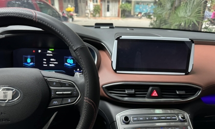 Sao xe Santa Fe mới mua mà đã không bật màn hình lên được?