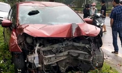 Ảnh TNGT: Nissan Almera 88A 48054 hạ gục cột điện