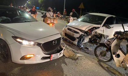 Cao Bằng: Mazda3 và Hyundai Accent đối đầu trên cầu Sông Mãng