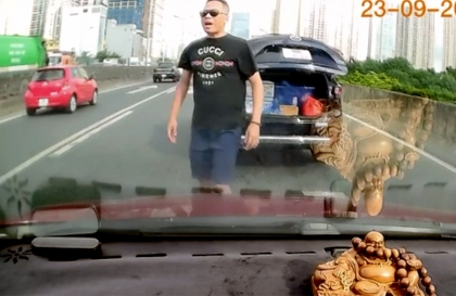 Clip TNGT: Tài xế Mazda CX-5 chặn đầu xe khác, bật mở cốp xe...