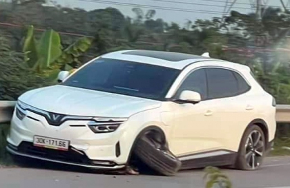 Ảnh TNGT: Tai nạn khó hiểu, VinFast VF 8 gãy trục, bánh trước rời ra ngoài