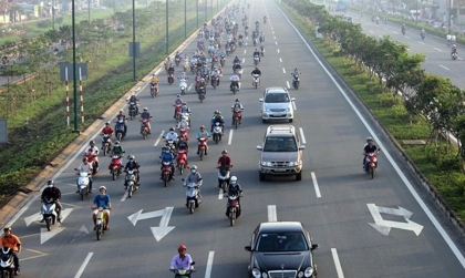 Mức phạt xe máy đi sai làn đường