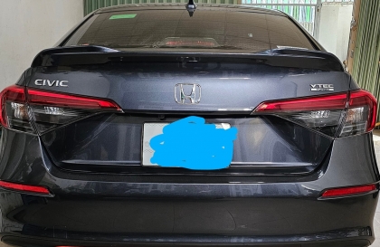 Gắn thêm đuôi gió cho Honda Civic nhưng không bật được cốp xe vì đâu?