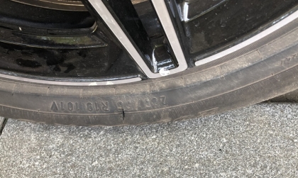 Lốp xe Mercedes GLC 300 bị nứt có còn sử dụng được không?