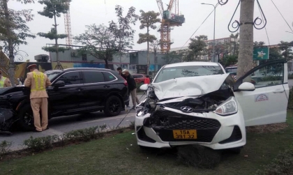Ảnh TNGT: Honda CR-V 15A 23337 ủi tung Hyundai Grand i10 lên dản phân cách