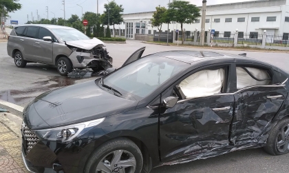 Ảnh TNGT: Qua giao lộ không quan sát, Toyota Innova đâm Hyundai Accent bung túi khí