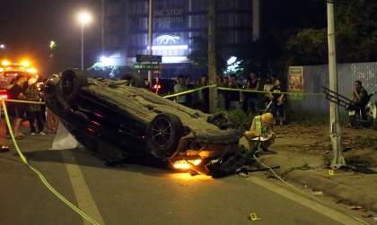 Ảnh TNGT: Mercedes-Benz C-class BKS 30H 02011 lật ngửa sau cú đâm vào cột điện