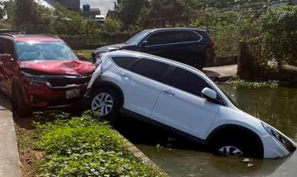 Ảnh TNGT: KIA Seltos đâm Honda CR-V cắm đầu xuống ao