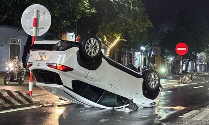 Ảnh TNGT: Tầm quan sát hạn chế, Toyota Corolla Cross leo dải phân cách rồi lật ngửa giữa đường