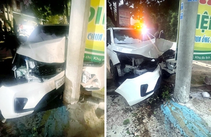 Ảnh TNGT: Không làm chủ tốc độ, Honda City 19A 53584 đâm thẳng cột điện