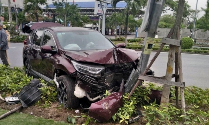 Ảnh TNGT: Honda CR-V 15A 50699 leo dải phân cách đâm thẳng cột điện