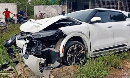 Ảnh TNGT: VinFast VF 9 30L 90134 đấu đầu với Toyota Camry 37A 55407