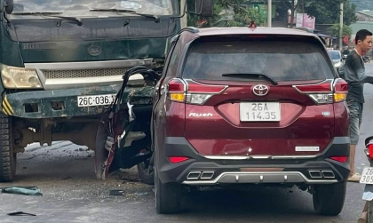 Ảnh TNGT: Toyota Rush sai lầm khi đấu đầu xe tải