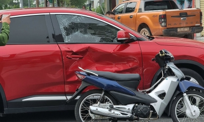 Ảnh TNGT: VinFast VF 8 bị xe máy thử độ cứng cánh cửa