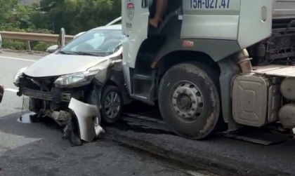 Ảnh TNGT: Cắt mặt công-ten-nơ trên cao tốc, Toyota Vios lĩnh đủ