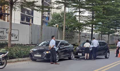 Ảnh TNGT: VinFast Fadil bất cẩn đâm nát đuôi Hyundai Elantra