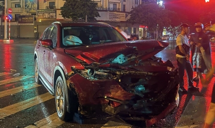 Ảnh TNGT: Mazda CX-5 và Hyundai Grand i10 tan nát vì đối đầu trong mưa