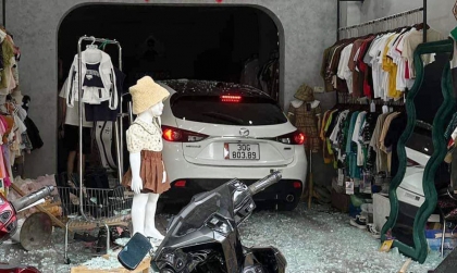 Ảnh TNGT: Nghi nhầm chân ga – Mazda3 đâm vỡ cửa kính lao thẳng vào cửa hàng quần áo