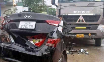 Công-ten-nơ qua ngã tư với tốc độ tử thần, kẹp cứng Hyundai Accent vào lan can cầu