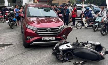 Va chạm với xe máy, Toyota Rush rơi rụng cản trước