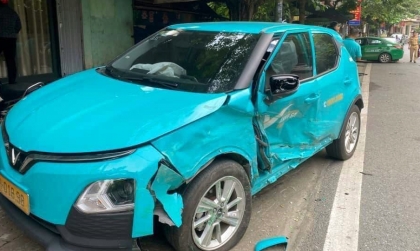 Ảnh TNGT: Toyota Vios gãy bánh khi đâm vào VinFast VF 5