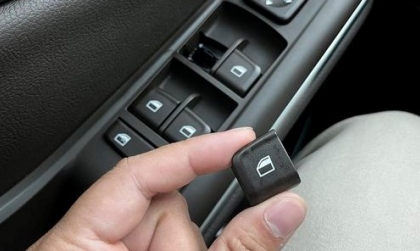 Thay nút bấm cửa kính Lux SA hết bao nhiêu các cụ?