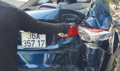 Ảnh TNGT: Lái xe không tập trung, tài xế Honda City lùi thẳng vào gốc cây