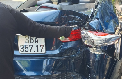Ảnh TNGT: Lái xe không tập trung, tài xế Honda City lùi thẳng vào gốc cây
