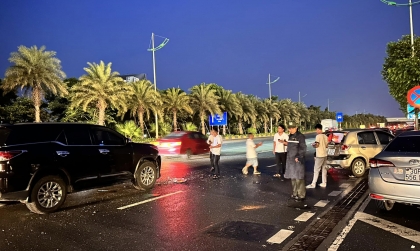 Ảnh TNGT: Toyota Fortuner tông bẹp đuôi Getz trong đêm mưa gió