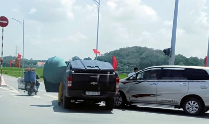 Ảnh TNGT: Toyota Innova và Chevrolet Colorado đọ độ lỳ trong một tình huống không đáng có