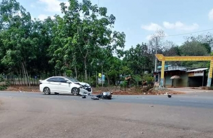Ảnh TNGT: Honda City BKS 93A 08237 đâm nát xe máy tại giao lộ