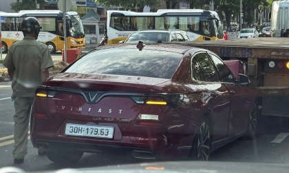 Ảnh TNGT: VinFast Lux A lĩnh đủ vì dùng sơ-mi rơ-moóc làm phanh