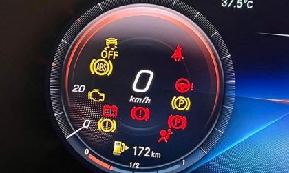 Mercedes-Benz GLC 300 chết máy đột ngột khi đang đi