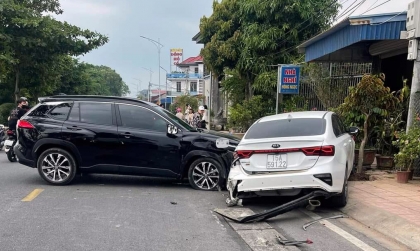Ảnh TNGT : Nghi quay đầu bất cẩn, Toyota Corolla Cross hạ gục KIA Cerato