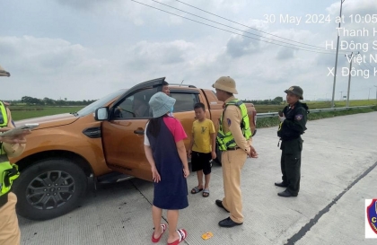 Ý thức Giao thông: Cái kết “chấp nhận được” cho tài xế Ford Ranger BKS 29H 14120 cho trẻ em ngồi trên thùng xe