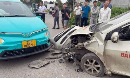 Ảnh TNGT: KIA Morning BKS 29D 07180 vỡ nát khi đối đầu với VinFast VF e34 BKS 20A 00551