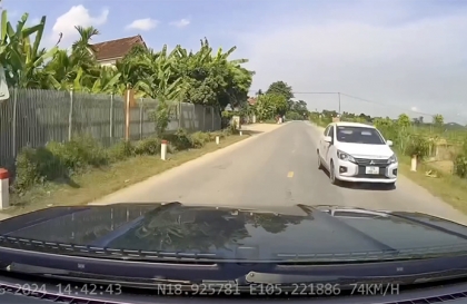 Clip: Kinh hoàng tài xế Mitsubishi Attrage buồn ngủ lao sang làn đối diện đấu đầu xe khác