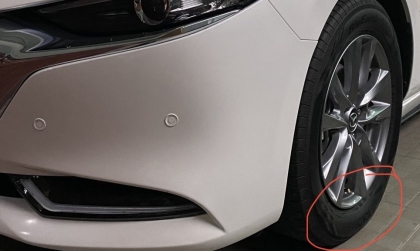 Lốp bánh xe trước xe Mazda3 của em bị sao thế nhỉ?