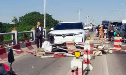 Ảnh TNGT: Mất lái, tài xế khiến VinFast VF 9 ủn tung cả hàng dải phân cách