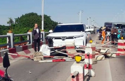 Ảnh TNGT: Mất lái, tài xế khiến VinFast VF 9 ủn tung cả hàng dải phân cách