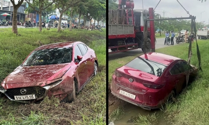 Ảnh TNGT: Mazda3 mất lái lao thẳng xuống mương với tốc độ cao